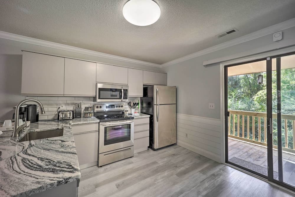 Updated Wilmington Retreat ~ 2 Miles to Uncw!