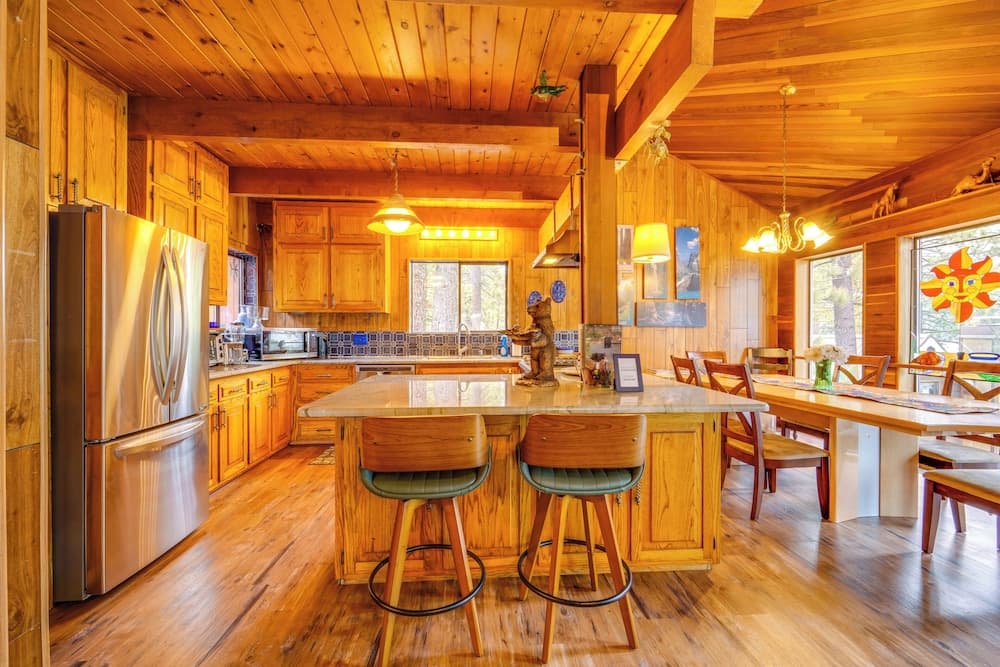 Waterfront Truckee Cabin on Donner Lake!