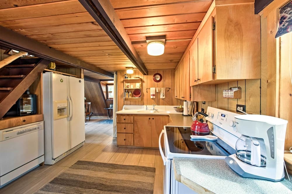 Serene Washington Escape w/ Deck & Mountain Views!