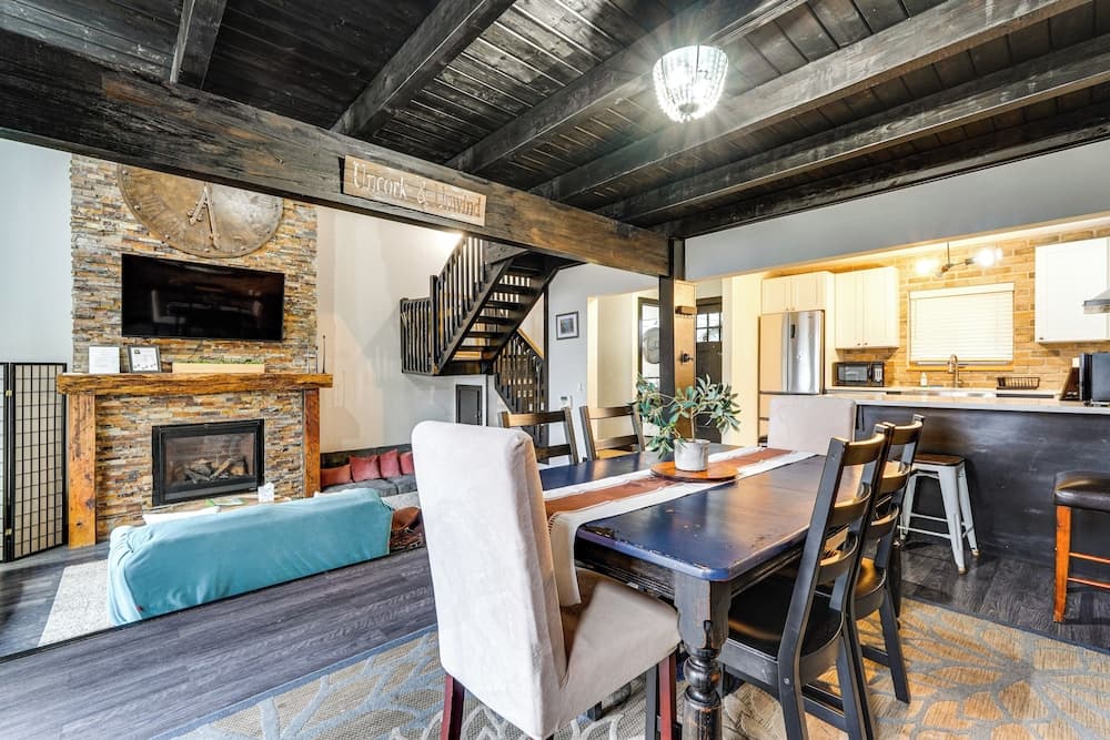 Mtn-view Gem w/ Deck & Hot Tub in Tannersville