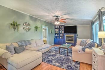 Noteworthy Cabin: Grill, Walk to Beaver Lake!