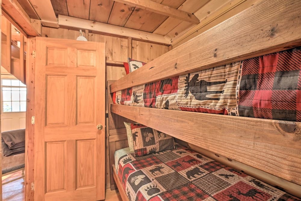 Pet-friendly Ellsworth Cottage on Branch Lake