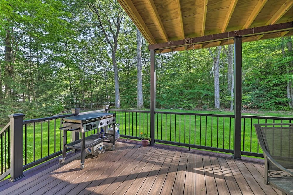 Poconos Cottage w/ Sauna ~ 10 Mi to Camelback!