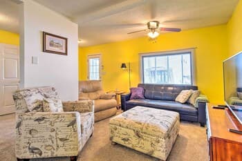 Sunny Oak Island Retreat - 3 Blocks to Beach!