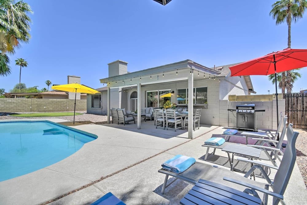 Pool & Putting Green: Scottsdale Family Escape