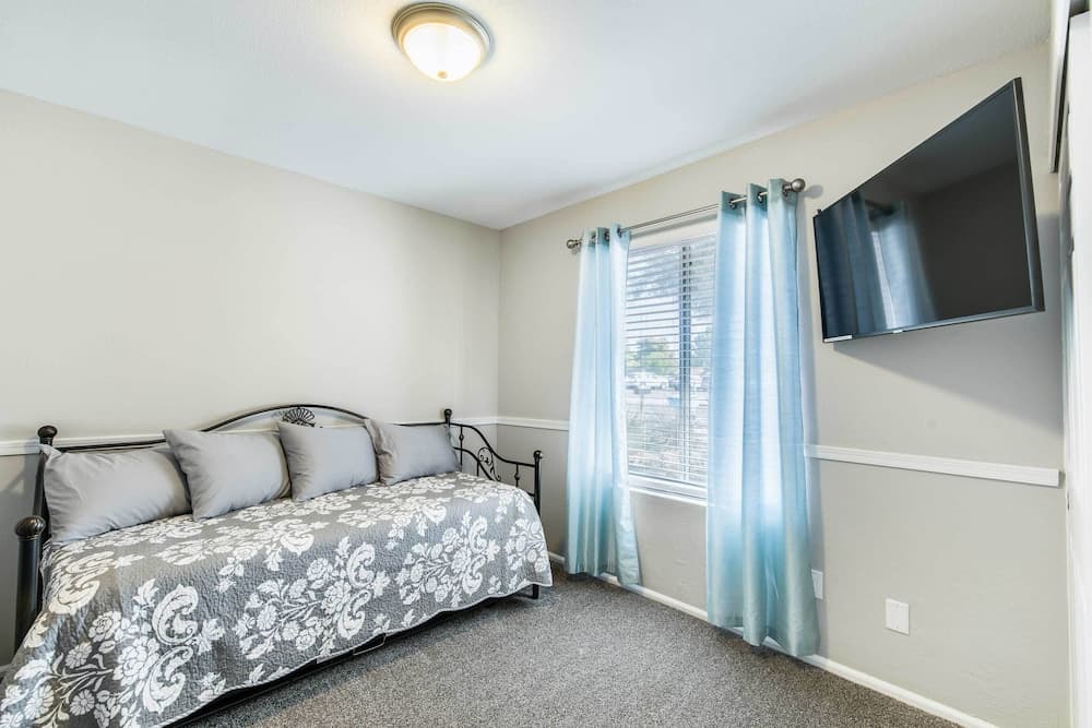 Pool & Putting Green: Scottsdale Family Escape