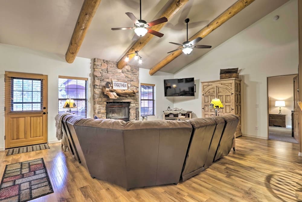 Pinetop Escape: Charming Mountain Condo w/ Balcony