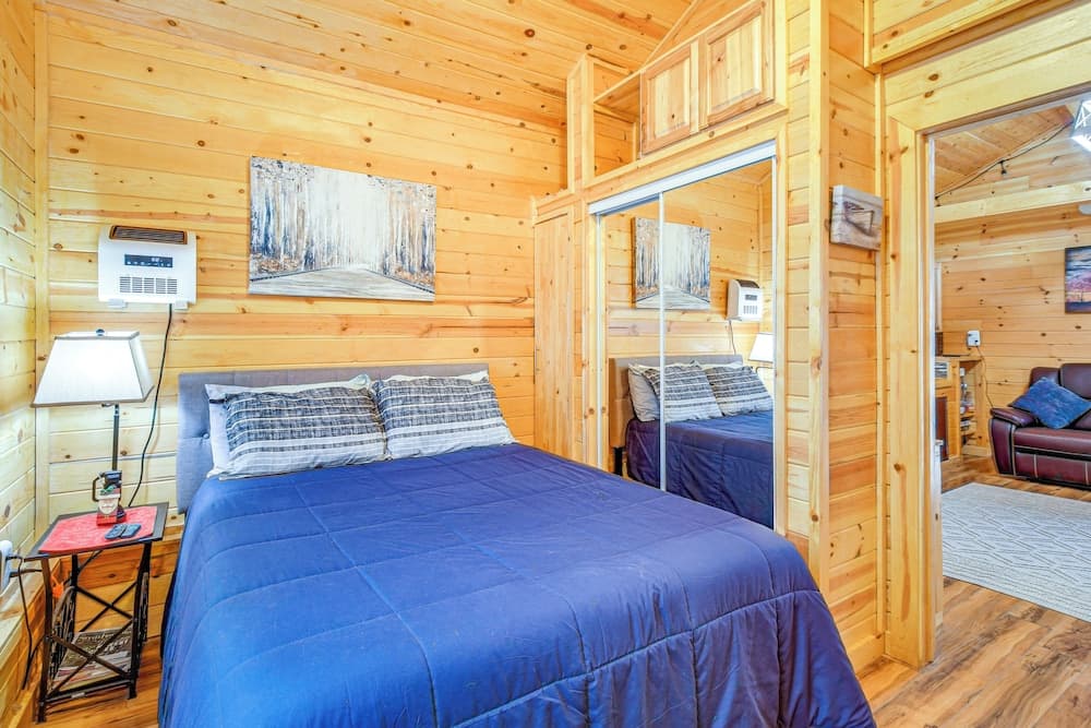 Grill, Fire Pit: Pet-friendly Lakeside Cottage!