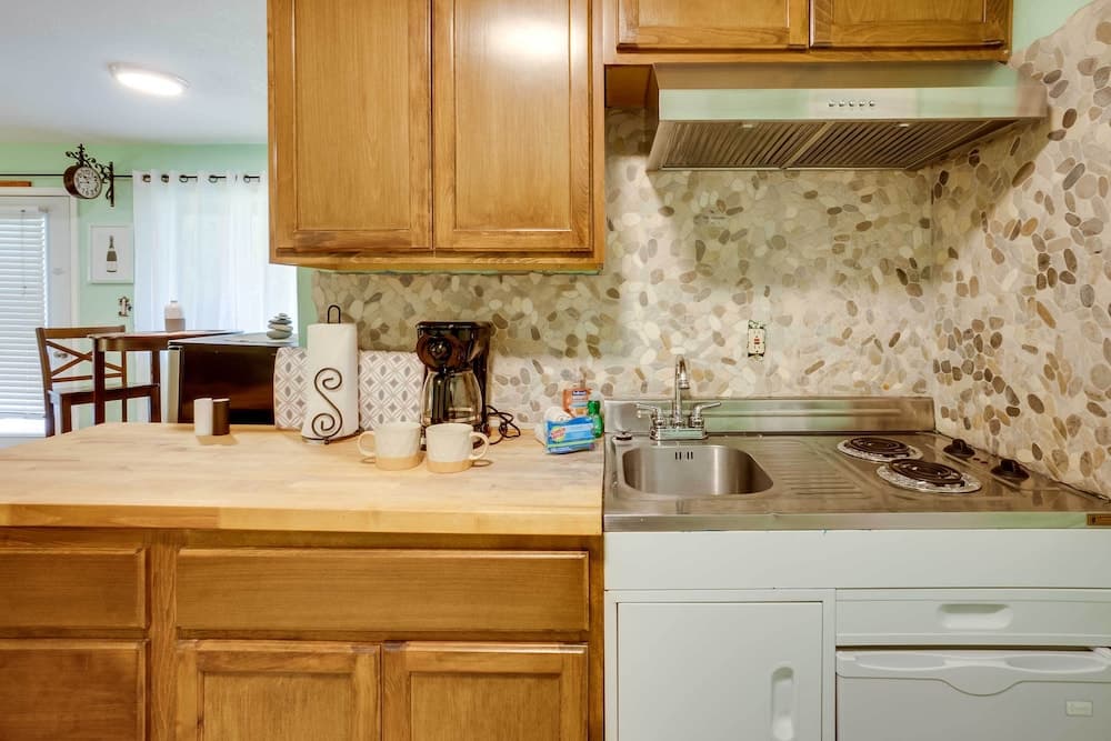 Soothing Studio w/ Lush Views: 2 Mi to Beach!