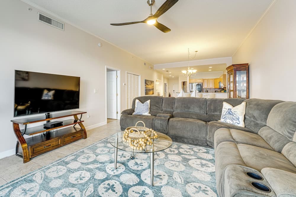 8th Floor Penthouse, Walk to Clearwater Beach