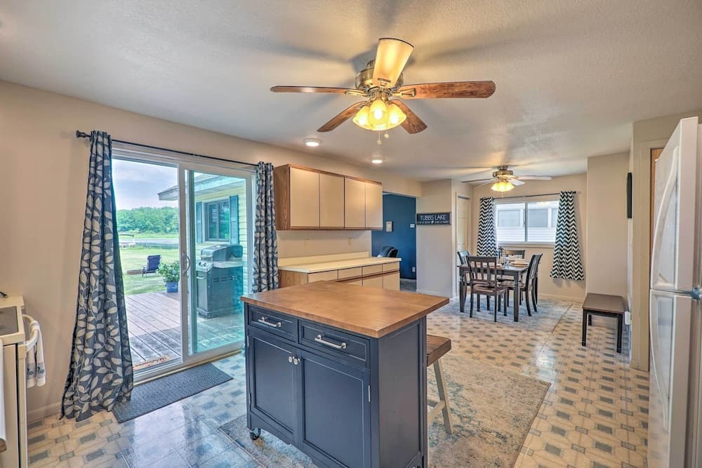 Cottage on Tubbs Lake w/ Fire Pit Near Skiing!