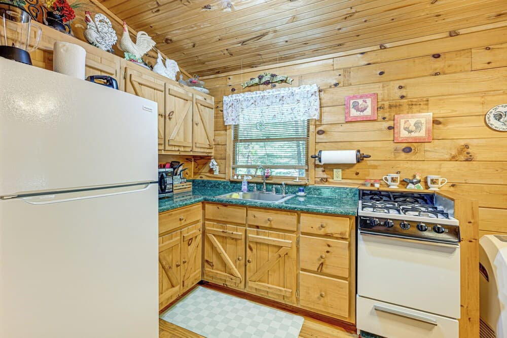 11 Mi to Dtwn: Franklin Cabin w/ Porch!