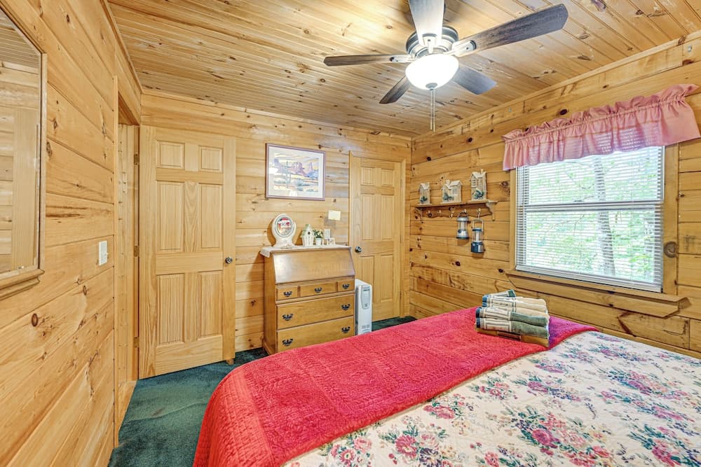 11 Mi to Dtwn: Franklin Cabin w/ Porch!