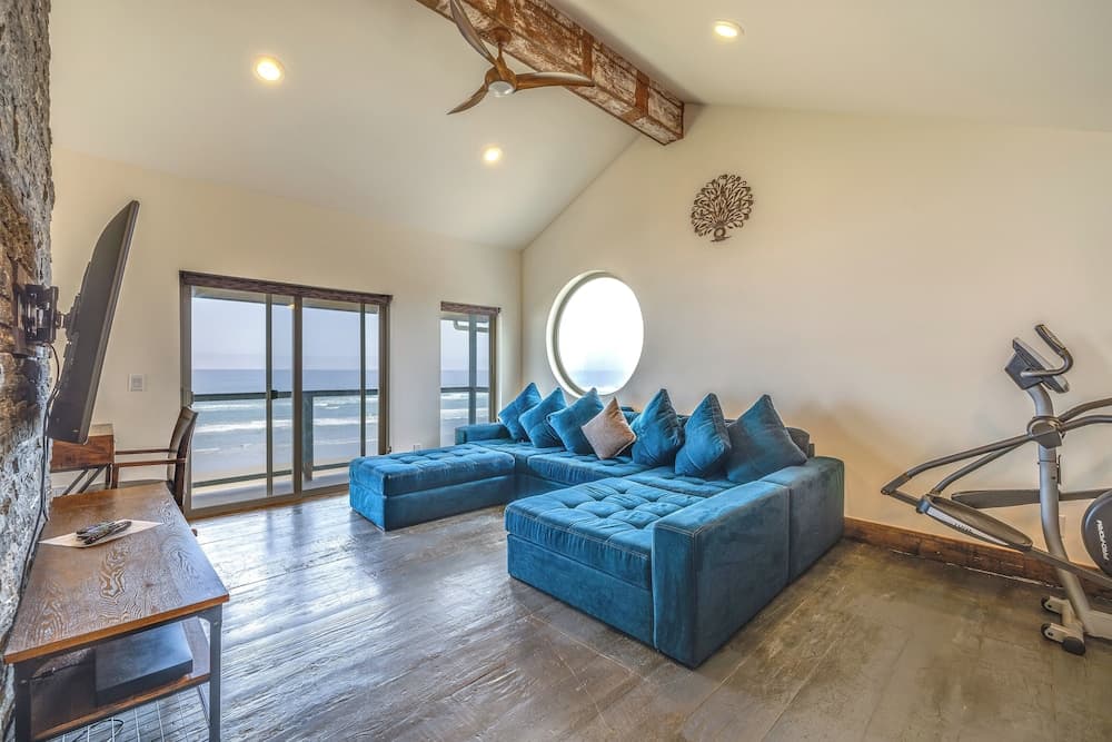 Oceanfront Home w/ Hot Tub, Sauna, 8 Mi to Newport