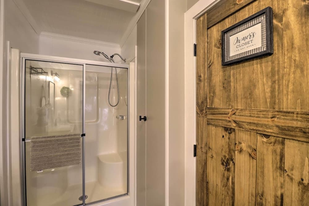 Lakefront Greers Ferry Cabin w/ Covered Boat Slip!