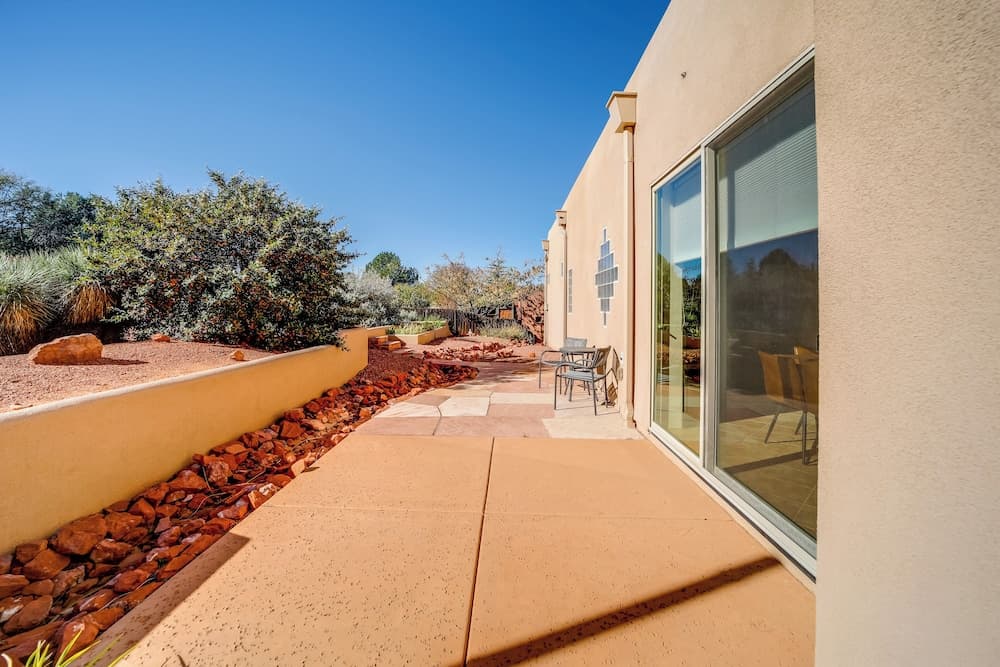 Red Rock Mtn View & Fire Pit: Central Sedona Home!