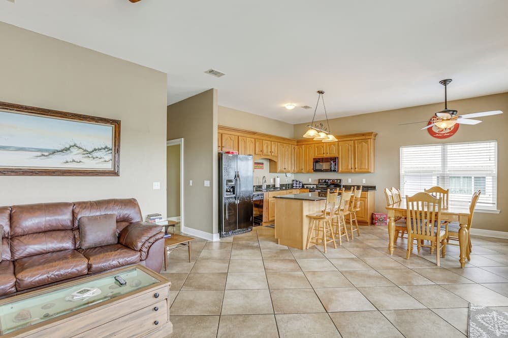 Family-friendly Waterfront Oasis: 7 Miles to Beach