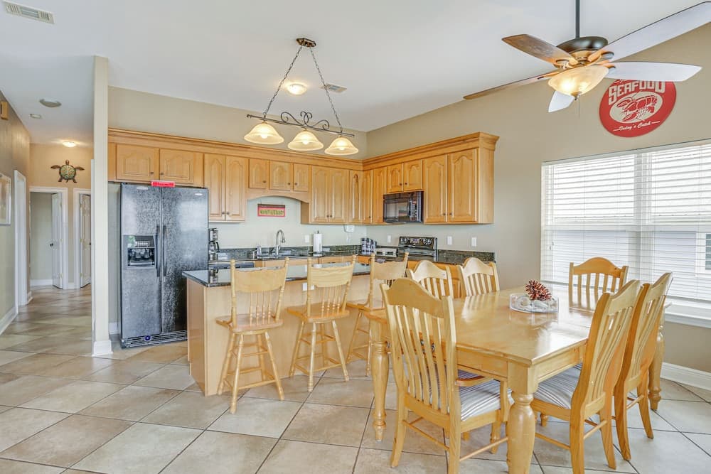 Family-friendly Waterfront Oasis: 7 Miles to Beach