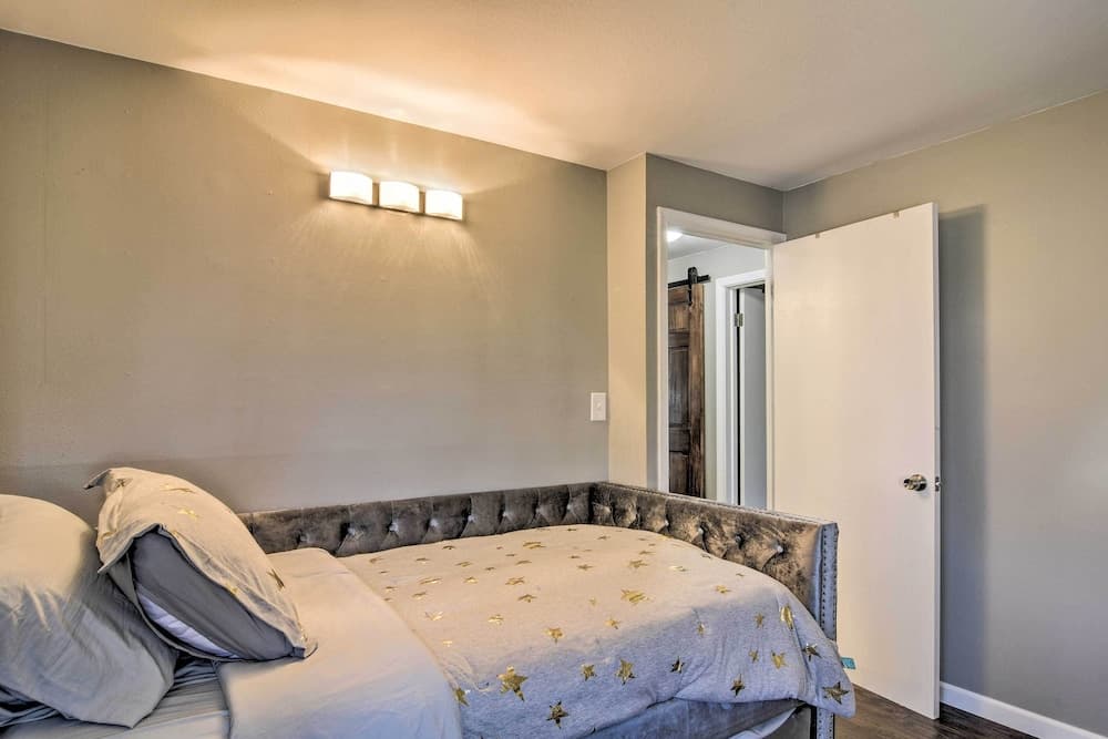 Buffalo Getaway w/ Charcoal Grill & Patio!