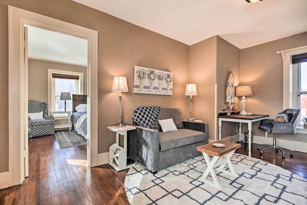 Pet-friendly Home: Grill & Fire Pit in Manhattan