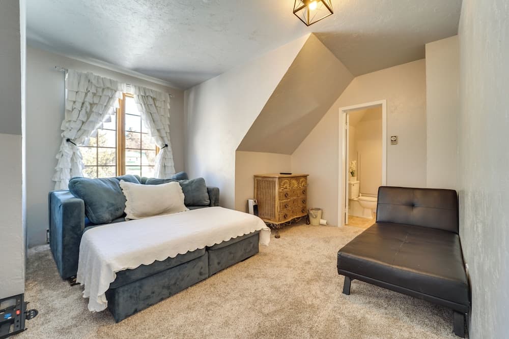 'dolorable' Home w/ Yard - Walk to River!