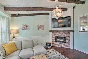 Modern Mesa Home w/ Patio: 8 Mi to Sloan Park