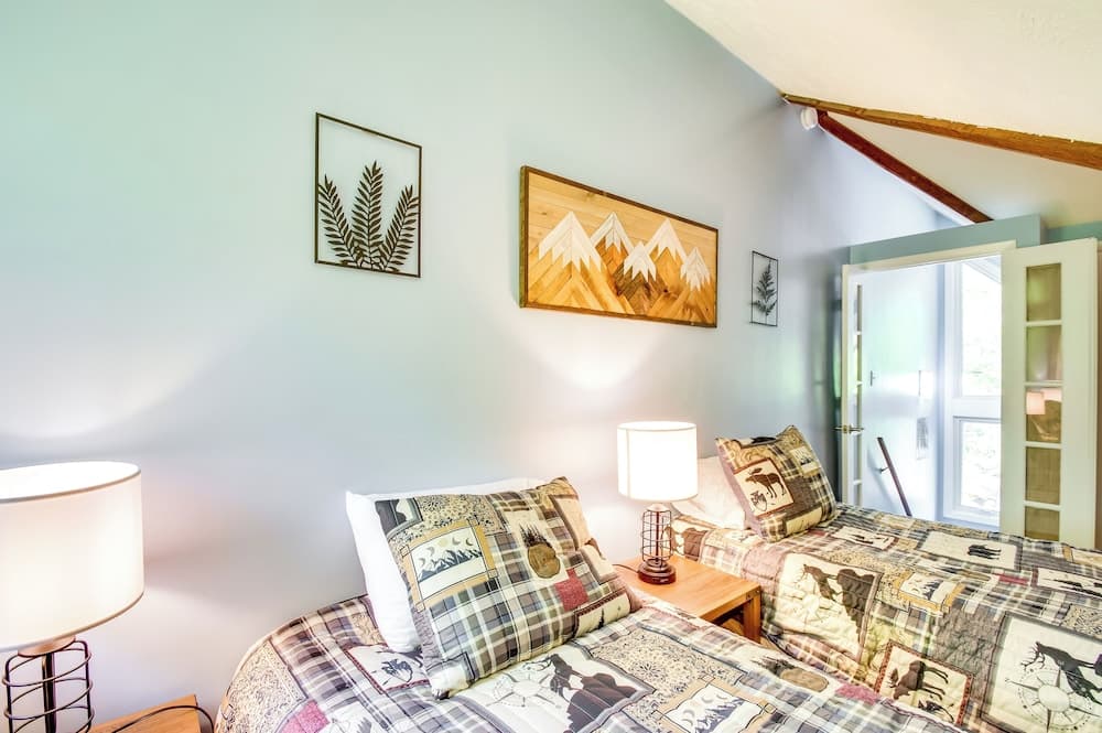 Second-floor Condo w/ Community Pool Access!