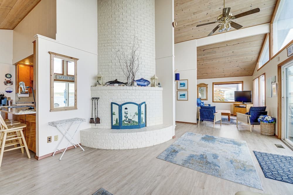 Beachfront Whidbey Island Home + Apartment!