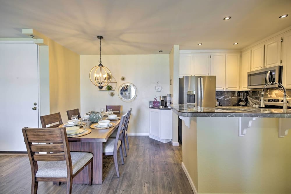 Stunning Oceanside Condo: Walk to the Beach!