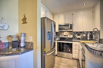 Stunning Oceanside Condo w/ Walk to the Beach