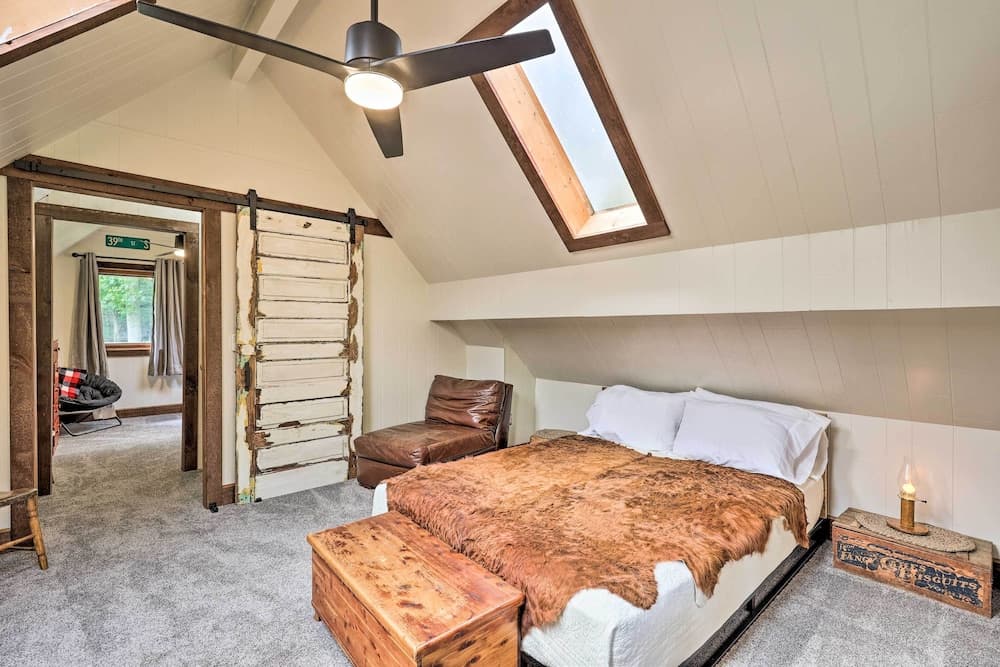 Quiet Max Meadows Cabin, 12 Acres of Property