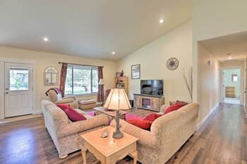 Welcoming Redmond Home w/ Grill, Near Trails!