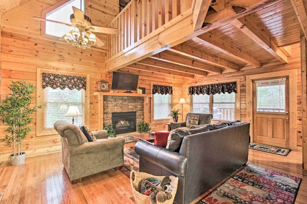 Cabin w/ Hot Tub ~ 2 Mi to Island in Pigeon Forge!