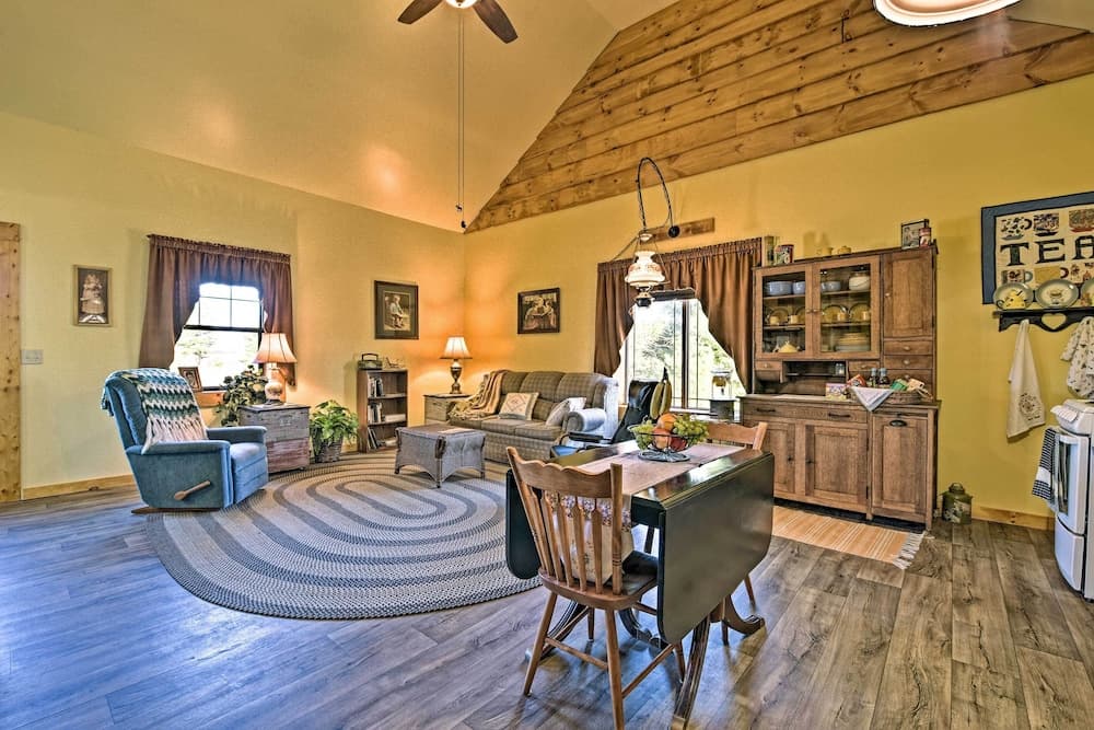 'honey House Cabin' - A Quiet Countryside Retreat!