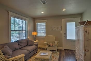 Cozy Home Blocks to Georgetown Square & SU!