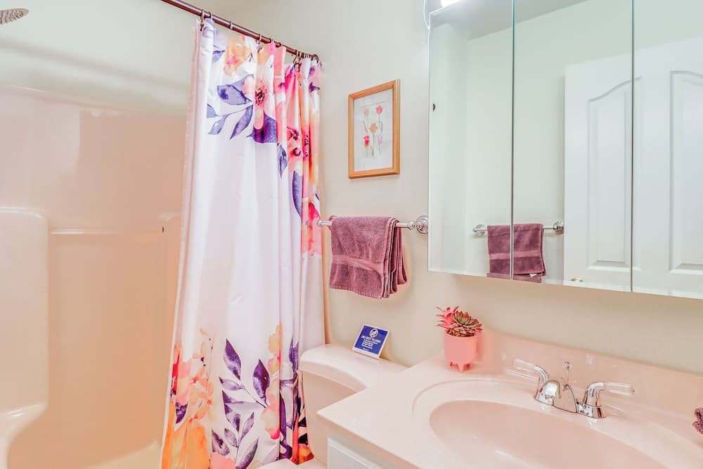 Fire Pit & Bbq: Elegant Split Rock Resort Getaway!