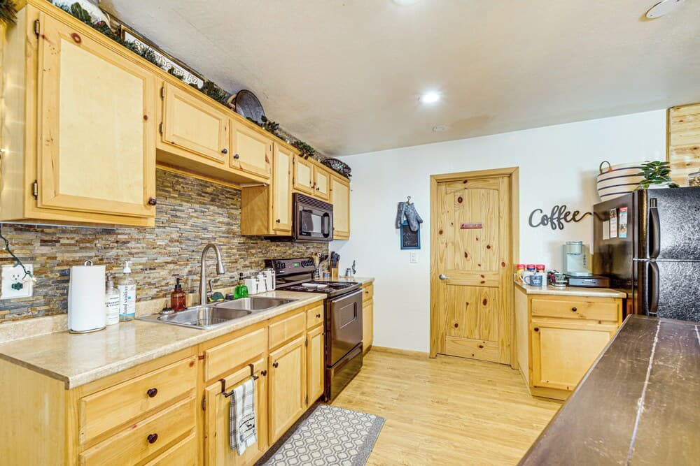 Peaceful Strawberry Cabin: Fire Pit & Hot Tub