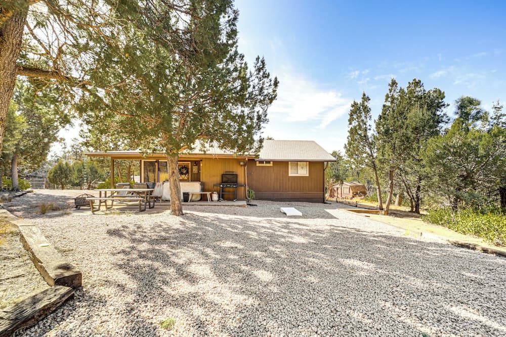 Peaceful Strawberry Cabin: Fire Pit & Hot Tub