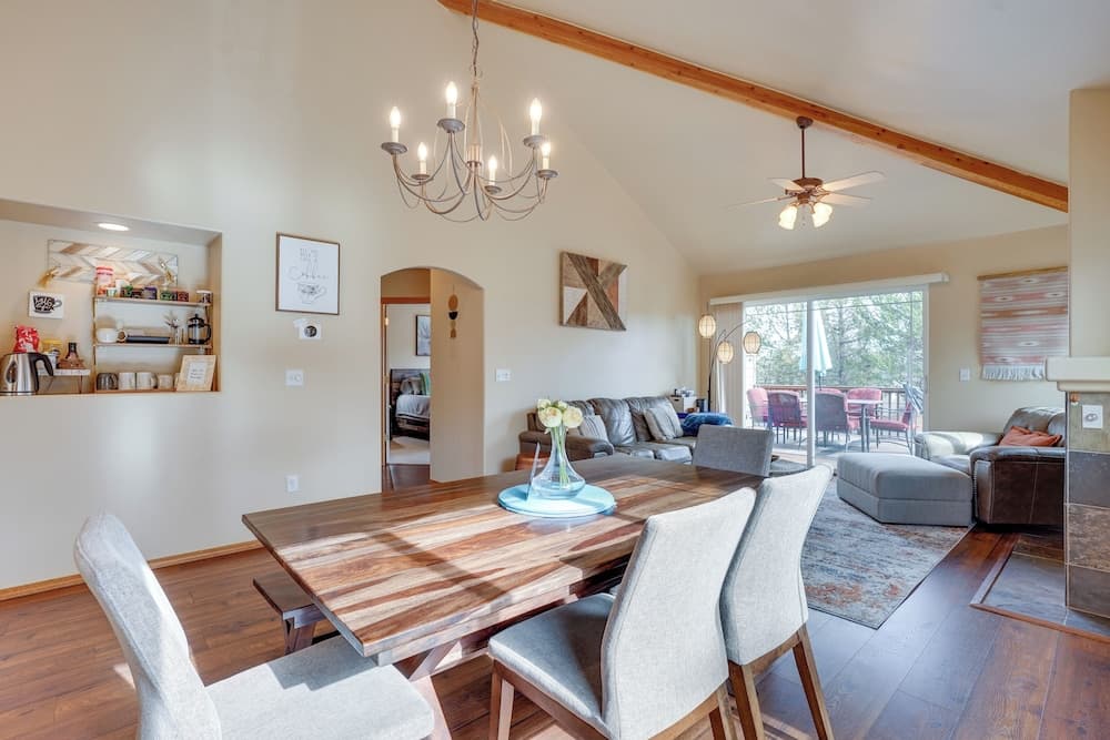 Pet-friendly Townhome w/ Hot Tub in Redmond!