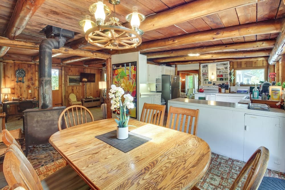 Rustic Bandon Log Cabin on 5 Acres of Woodlands!