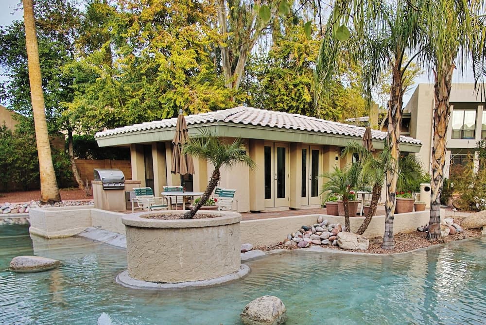 Phoenix Abode w/ Pool Access: Walk to Fashion Park