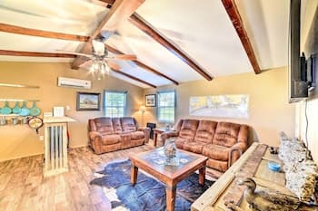 Rockport House w/ Deck+grill - Drive to Beach