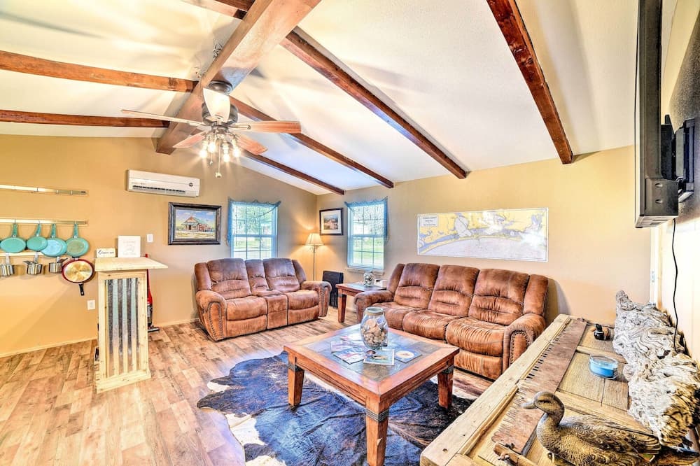 4 Mi to Beach & Fishing: Rockport Cottage w/ Deck!