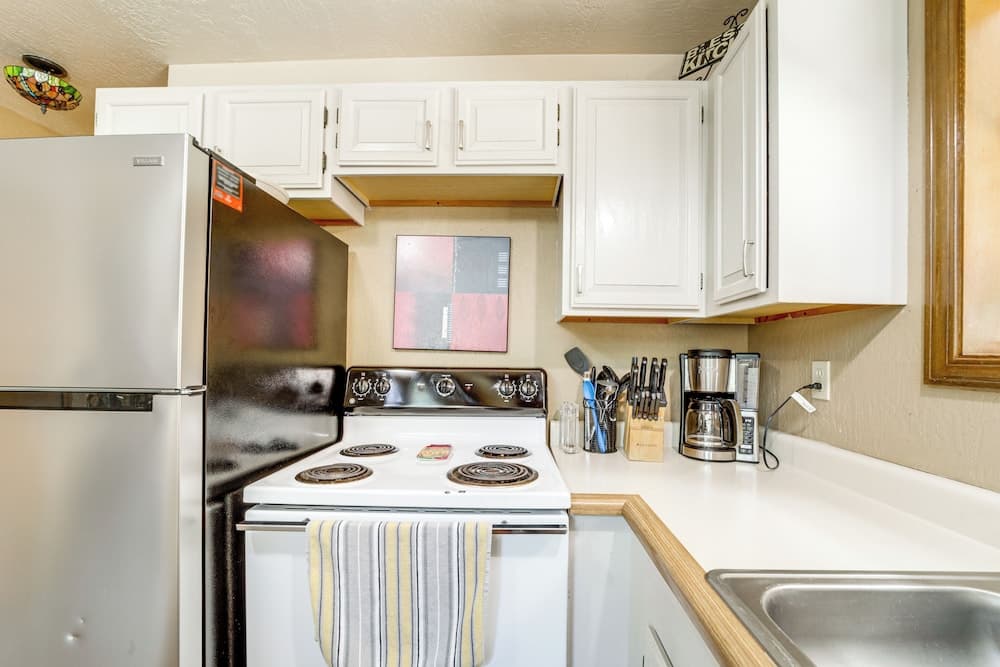 Fire Pit & Wraparound Porch: Munds Park Cabin!