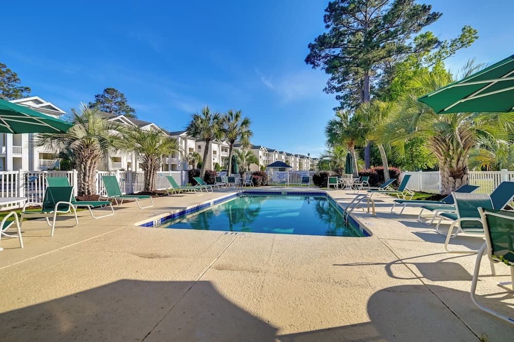 Cozy Condo w/ Golf Course View: 4 Mi to Shore!