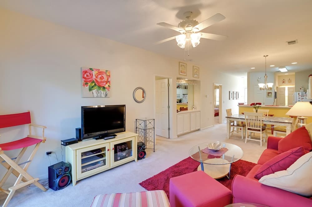 Cozy Condo w/ Golf Course View: 4 Mi to Shore!