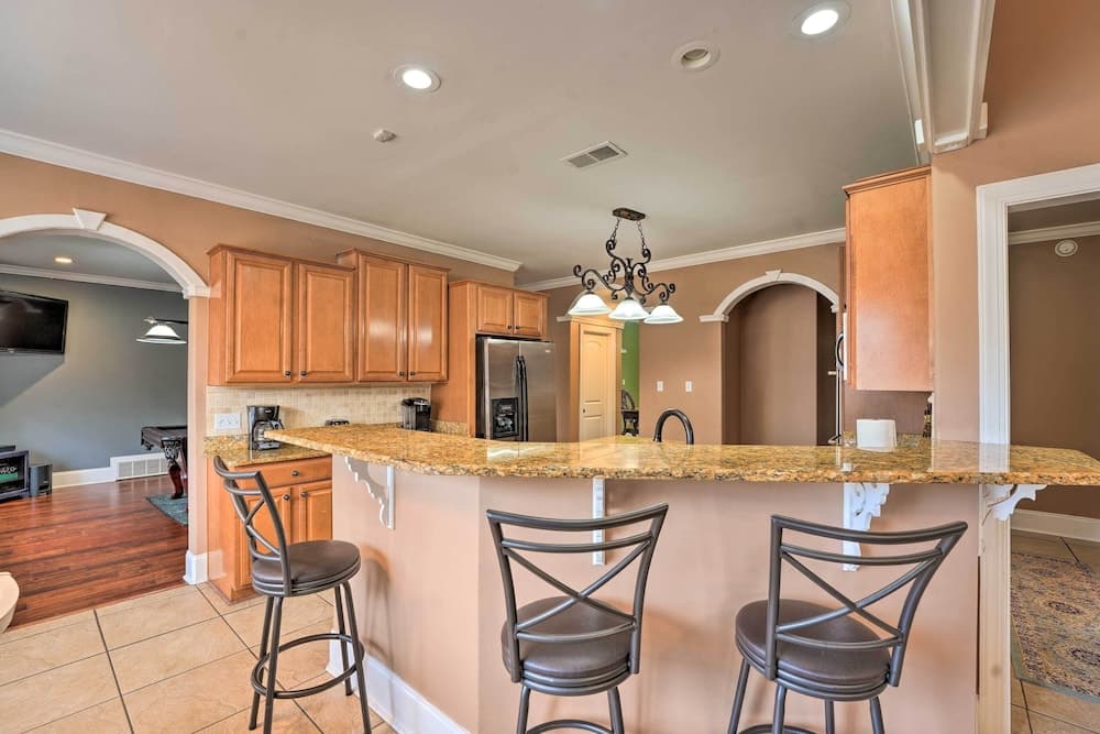 Cordova Home w/ Pool Table, 17 Mi to Memphis Zoo!