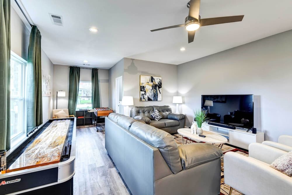Arlington Home w/ Yard: 2 Mi to At&t Stadium!