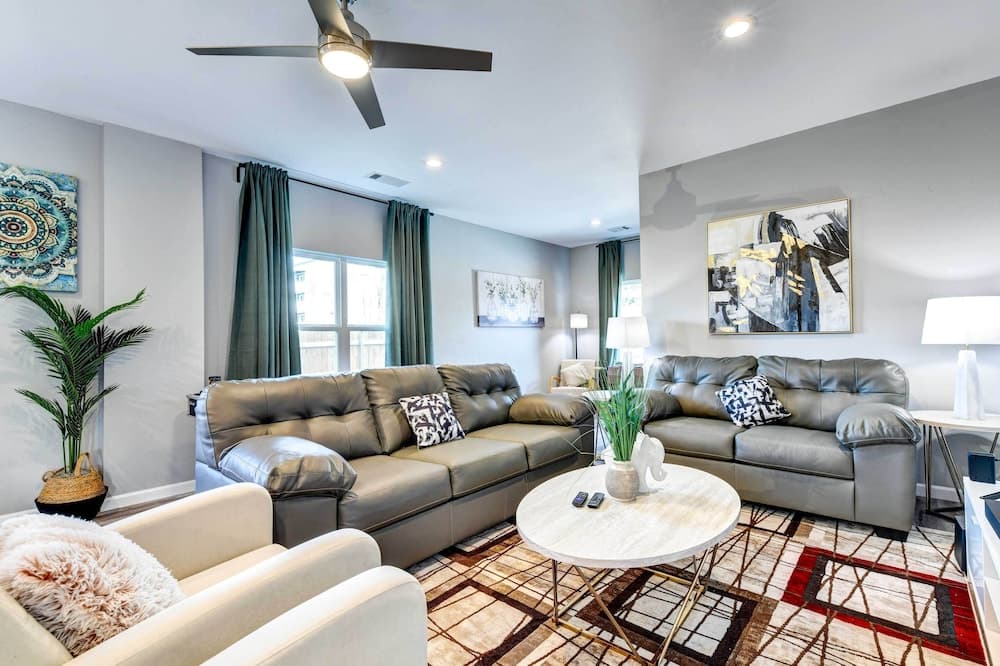 Arlington Home w/ Yard: 2 Mi to At&t Stadium!