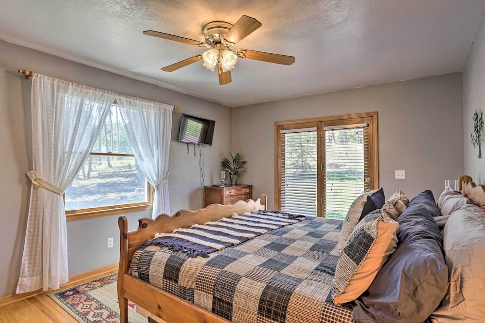 Spacious Home w/ Hot Tub, 3 Mi to Deer Mtn